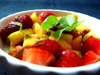 Erdbeer-Mango-Salat mit Lemonbasilikum